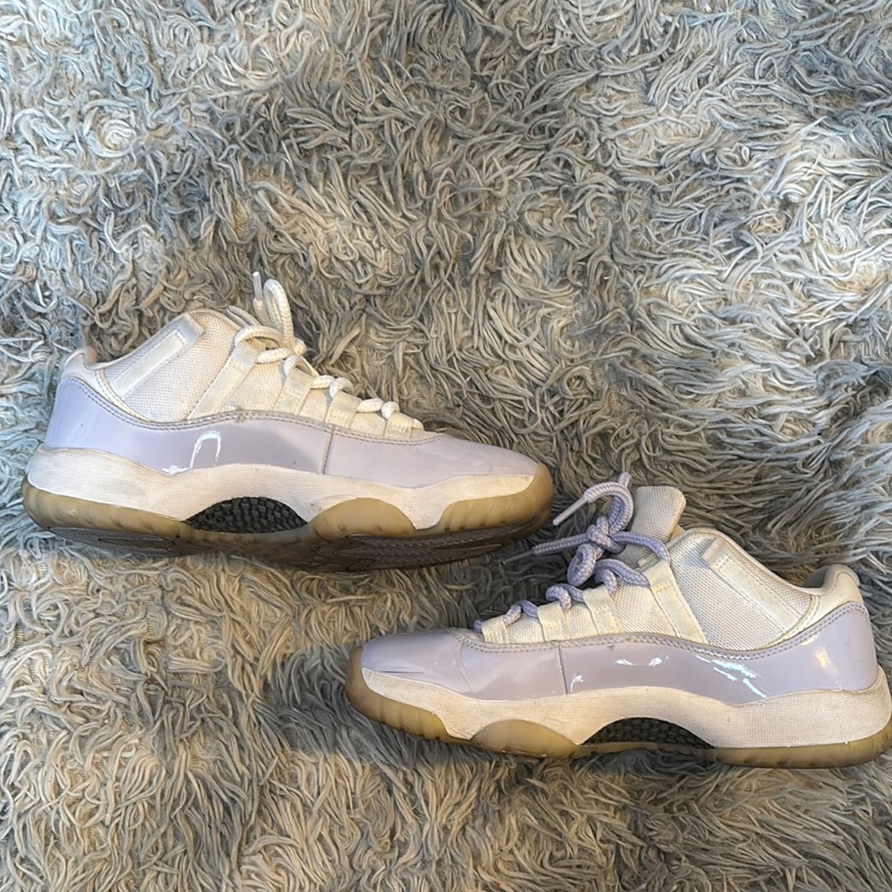 AIR JORDAN 11 LOW WMNS "Pure Violet" Size 8 Women - Picture 3 of 9